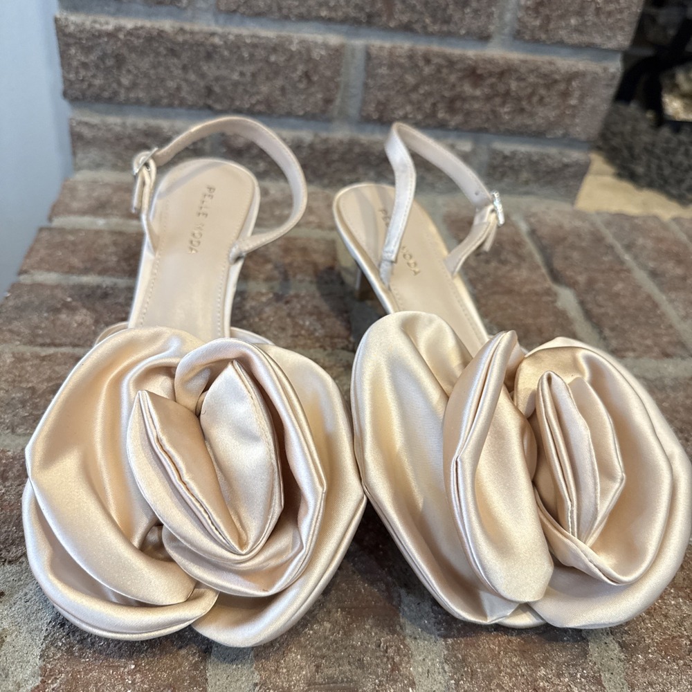 Pelle Moda Uzma Sandals Womens Cream Satin Rosette Flower Slingback Heels Sz 8